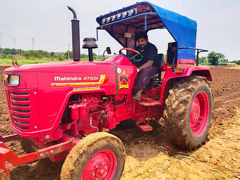 ಹರಪನಹಳ್ಳಿ ಬಳಿಯ ಹೊಲವೊಂದರಲ್ಲಿ ಟ್ಯಾಕ್ಟರ್ ಮೂಲಕ ಜಮೀನು ಹದಗೊಳಿಸುತ್ತೀರುವುದು