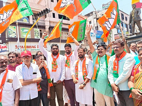 ಹೊಸಪೇಟೆ ಪುನೀತ್ ರಾಜಕುಮಾರ್ ವೃತ್ತದಲ್ಲಿ ಬಿಜೆಪಿ ಕಾರ್ಯಕರ್ತರು ಸೋಮವಾರ ವಿಜಯೋತ್ಸವ ಆಚರಿಸಿದರು. ಯುವಮೋರ್ಚಾ ಜಿಲ್ಲಾ ಅಧ್ಯಕ್ಷ ಕಿಚಡಿ ಕೊಟ್ರೇಶ್, ನಗರಸಭೆ ಅಧ್ಯಕ್ಷ ಎನ್.ರೂಪೇಶ್ ಕುಮಾರ್, ಮಂಡಲ ಅಧ್ಯಕ್ಷ ಶಂಕರ್ ಮೇಟಿ, ಪ್ರಮುಖರಾದ ಅಶೋಕ್ ಜೀರೆ, ಗುಜ್ಜಲ್ ಶ್ರೀನಿವಾಸ, ರಾಮಾಜೀ ನಾಯ್ಕ ಇತರರಿದ್ದರು.