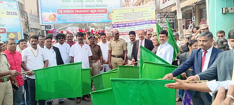 ಹೊಸಪೇಟೆ ಗಾಂಧಿ ಚೌಕ್‌ನಲ್ಲಿ 37ನೇ ರಾಷ್ಟೀಯ ರಸ್ತೆ ಸುರಕ್ಷತಾ ಮಾಸಾಚರಣೆ ನಿಮಿತ್ತ ಕಾಲ್ನಡಿಗೆ ಜಾಥಕ್ಕೆ ಶನಿವಾರ ನ್ಯಾಯಾಧೀಶ ಕೆ.ಎಂ.ರಾಜಶೇಖರ್ ಚಾಲನೆ ನೀಡಿದರು. ನ್ಯಾಯಾಧೀಶರಾದ ಡಿ.ಪಿ.ಕುಮಾರ ಸ್ವಾಮಿ, ಸುಬ್ರಮಣ್ಯ ಎನ್., ರೂಪ ಕೆ., ಪ್ರಶಾಂತ್ ನಾಗಲಾಪುರ್, ಶೃತಿ ತೇಲಿ, ಎಎಸ್ಪಿ ಟಿ.ಮಂಜುನಾಥ, ಪ್ರಾದೇಶಿಕ ಸಾರಿಗೆ ಅಧಿಕಾರಿ ದಾಮೋದರ್, ಜಿಲ್ಲಾ ಕಾರ್ಮಿಕ ಅಧಿಕಾರಿ ಸೂರಪ್ಪ ದೊಂಬರ್ ಮತ್ತೂರು, ನಗರಸಭೆ ಪೌರಾಯುಕ್ತರಾದ ಶಿವಕುಮಾರ್, ವಕೀಲರ ಸಂಘದ ಅಧ್ಯಕ್ಷ ಕೆ.ಪ್ರಹ್ಲಾದ್ ಇತರರಿದ್ದರು.