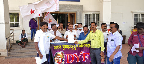 ಹೊಸಪೇಟೆಯಲ್ಲಿನಜಿಲ್ಲಾಸ್ಪತ್ರೆಯನ್ನು ಮೇಲ್ದರ್ಜೆಗೆಏರಿಸುವಂತೆ ಒತ್ತಾಯಿಸಿ ಡಿ.ವೈ.ಎಫ್,ಐ ಸಂಘಟನೆ ಪದಾಧಿಕಾರಿಗಳು ಡಿಸಿಕಚೇರಿ ಗ್ರೇಡ್2 ತಹಸೀಲ್ದಾರ್ ಶಿವರಾಜ್‌ಅವರಿಗೆ ಮನವಿ ಸಲ್ಲಿಸಿದರು. ಜಿಲ್ಲಾಅಧ್ಯಕ್ಷವಿ.ಸ್ವಾಮಿ, ಪ್ರಮುಖರಾದ ಬಂಡೆತಿರುಕಪ್ಪ, ಅಲ್ತಾಫ್, ಈಡಿಗರ ಮಂಜುನಾಥ್, ಎಂ ಗೋಪಾಲ್, ಹನುಮ ನಾಯಕ, ಕೆ.ಪವನ್‌ಕುಮಾರ್, ನಿಖಿಲ್, ರಾಮಾಂಜಿನಿ ಇತರರಿದ್ದರು.