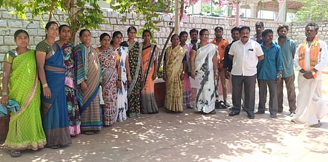 ಕಮಲಾಪುರದಲ್ಲಿ ಸೋಮವಾರ ಸಿಐಟಿಯು ಸಂಘಟನೆನಿAದ ಹವಾಮ ಆಯುಕ್ತ ರಮೇಶ್ ವಟಿಗಲ್ ಕಚೇರಿ ಮುಂದೆ ಪ್ರತೊಭಟನೆ ನಡೆಸಿದರು.. ಸಿಐಟಿಯುನ ಜಿಲ್ಲಾ ಸಂಚಾಲಕಿ ಕೆ.ಎಂ.ಸ್ವಪ್ನ, ಜಿಲ್ಲಾ ಸಹ ಸಂಚಾಲಕ ಕೆ.ಎಂ.ಸAತೋಷ್ ಕುಮಾರ್, ಕಾರ್ಮಿಕರಾದ ಲಲಿತಾಬಾಯಿ, ಭಾರತಿ, ರಾಮಾಂಜನಿ, ಶ್ರೀನಿವಾಸ ನಾಯ್ಕ ಇತರರಿದ್ದರು.