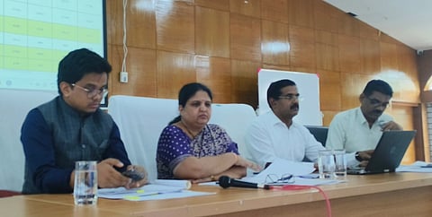 ಹೊಸಪೇಟೆ ಜಿಲ್ಲಾಧಿಕಾರಿ ಕಚೇರಿ ಸಭಾಂಗಣದಲ್ಲಿ ಜಿಲ್ಲಾಧಿಕಾರಿ ಕವಿತಾ ಎಸ್. ಮನ್ನಿಕೇರಿ ಜಿಲ್ಲಾ ಮಟ್ಟದ ಮೇಲ್ವಿಚಾರಣಾ ಸಮನ್ವಯ ಸಮಿತಿ ಸಭೆ ನಡೆಸಿದರು. ಜಿಪಂ ಸಿಇಒ ನೋಂಗ್ಜಾಯ್ ಮಹ್ಮದ್ ಅಲಿ ಅಕ್ರಂ ಷಾ, ಮುಖ್ಯ ಯೋಜನಾಧಿಕಾರಿ ಅನ್ನದಾನಸ್ವಾಮಿ, ಕನ್ನಡ ವಿವಿ ಅಭಿವೃದ್ಧಿ ಅಧ್ಯಯನ ವಿಭಾಗದ ಮುಖ್ಯಸ್ಥ ಎಚ್.ಡಿ.ಪ್ರಶಾಂತ್ ಇತರರಿದ್ದರು.