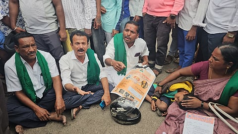 ಹೊಸಪೇಟೆ ಪುಣ್ಯಮೂರ್ತಿ ವೃತ್ತದಲ್ಲಿ ಟ್ರಾಫಿಕ್ ಪೊಲೀಸರ ವರ್ತನೆಯ ವಿರುದ್ಧ ಸಾರ್ವಜನಿಕರು ದಿಢೀರ್ ರಸ್ತೆ ತಡೆದು ಪ್ರತಿಭಟನೆ ನಡೆಸಿದರು. ಪ್ರಮುಖರಾದ ವೀರೇಶ, ಮೊಹಮ್ಮದ್ ಖಾದ್ರಿ ಇತರರಿದ್ದರು.