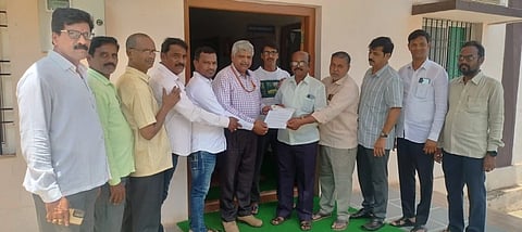 ಹೊಸಪೇಟೆಯಲ್ಲಿ ಜಾಗೃತ ನಾಯಕ ಬಳಗದಿಂದ ಶುಕ್ರವಾರ ಡಿಎಚ್.ಒ ಕಚೇರಿಯ ಆರೋಗ್ಯಧಿಕಾರಿ ಶ್ರೀಧರ ಅವರಿಗೆ ಮನವಿ ಸಲ್ಲಿಸಲಾಯಿತು. ಜಾಗೃತ ನಾಯಕ ಬಳಗದ ಅಧ್ಯಕ್ಷ ಬಿ.ಜನಾರ್ಧನ್, ಕಾರ್ಯದರ್ಶಿ ಟಿ ಫಕೀರಪ್ಪ, ಗೌರವಾಧ್ಯಕ್ಷ ಪೂಜಾರಿ ದುರ್ಗಪ್ಪ ಇತರರಿದ್ದರು.