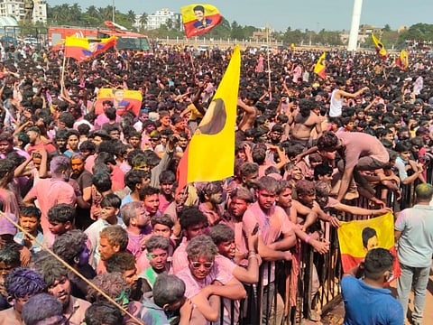 ಹೊಸಪೇಟೆಯಲ್ಲಿ ಜಿಲ್ಲಾಕ್ರಿಡಾಂಗಣದಲ್ಲಿ ಯುವಕರ ಹೋಳಿ ಸಂಭ್ರಮ