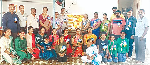 ಚಗಚಗೆರೆ ಸರ್ಕಾರಿ ಹಿರಿಯ ಪ್ರಾಥಮಿಕ ಶಾಲೆಯಲ್ಲಿ ಆಯೋಜಿಸಿದ್ದ ರಾಷ್ಟ್ರೀಯ ವಿಜ್ಞಾನ ದಿನ ಕಾರ್ಯಕ್ರಮದಲ್ಲಿ ಶಿಕ್ಷಣ ಸಂಯೋಜಕ ತ್ರಿಮೂರ್ತಿ, ಸಂಪನ್ಮೂಲ ವ್ಯಕ್ತಿಗಳಾದ ಸುಪ್ರೀತಾ, ರಮೇಶ್, ಎಸ್‌ಡಿಎಂಸಿ ಅಧ್ಯಕ್ಷ ಮೋಹನ್ ಕುಮಾರ್ ಇದ್ದರು.