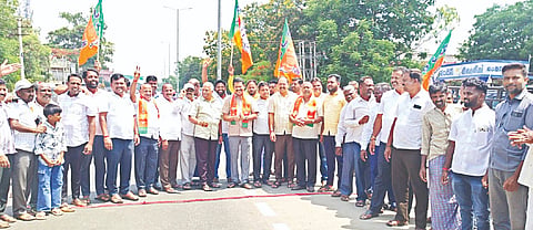 ಗುಂಡ್ಲುಪೇಟೆಯ ಬಸವೇಶ್ವರ ವೃತ್ತದಲ್ಲಿ ಬಿಜೆಪಿ ಕಾರ್ಯಕರ್ತರು ವಿಜಯೋತ್ಸವ ಆಚರಿಸಿದರು. ನಿರಂಜನಕುಮಾರ್,  ಮಹದೇವಪ್ರಸಾದ್, ಸುರೇಶ್, ನಾಗೇಶ್ ಇದ್ದರು. 