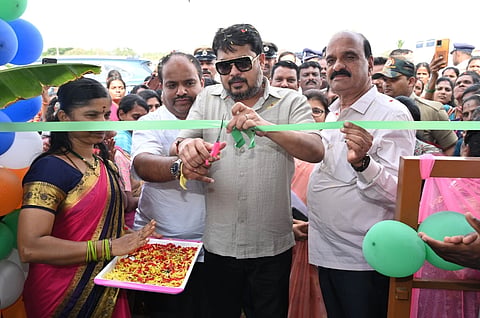 ಗುಂಡ್ಲುಪೇಟೆ ತಾಲೂಕಿನ ತೆರಕಣಾಂಬಿ ಗ್ರಾಮದಲ್ಲಿ ಆಯೋಜಿಸಿದ್ದ ಅಕ್ಕ ಕೆಫೆಯನ್ನು ಸುನಿಲ್ ಬೋಸ್ ಉದ್ಘಾಟಿಸಿದರು. ಗಣೇಶ್ ಪ್ರಸಾದ್, ಮೋನಾರೋತ್, ಶೃತಿ, ಮರಿಸ್ವಾಮಿ ಇದ್ದರು.