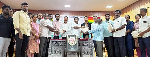 ಹೊಸಕೋಟೆ ಬಮುಲ್​ ಶಿಬಿರ ಕಚೇರಿಯಲ್ಲಿ ಹಮ್ಮಿಕೊಂಡಿದ್ದ ಉಚಿತ ಆರೋಗ್ಯ ತಪಾಸಣೆ ಹಾಗೂ ಸಸಿ ನೆಡುವ ಕಾರ್ಯಕ್ರಮದಲ್ಲಿ ಬಮುಲ್​ ನಿರ್ದೇಶಕ ಬಿ.ವಿ.ಸತೀಶ್​ ಗೌಡ ಅವರು ಹಾಲು ಉತ್ಪಾದಕರಿಗೆ ಮೇವಿನ ಜೋಳದ ಬೀಜಗಳನ್ನು ವಿತರಿಸಿದರು. ಎಂವಿಜೆ ವೈದ್ಯಕಿಯ ಕಾಲೇಜಿನ ವೈದ್ಯಾಧಿಕಾರಿ ಡಾ.ಪ್ರಮೋದ್​, ಗ್ರಾಮಾಂತರ ಸಹಕಾರ ಒಕ್ಕೂಟದ ನಿರ್ದೇಶಕ ಮಾಕನಹಳ್ಳಿ ರಮೇಶ್​, ಹೊಸಕೋಟೆ ಡೇರಿ ವ್ಯವಸ್ಥಾಪಕ ಮಧುಸೂಧನ್​ ಇದ್ದರು. 