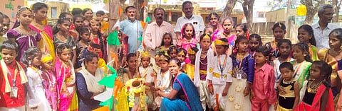 ರಾಯಲ್ಪಾಡು ಸರ್ಕಾರಿ ಕರ್ನಾಟಕ ಪಬ್ಲಿಕ್​ ಶಾಲೆಯಲ್ಲಿ ಹಮ್ಮಿಕೊಂಡಿದ್ದ ಕೃಷ್ಣ ಜನ್ಮಾಷ್ಟಮಿ ಅಂಗವಾಗಿ ವಿದ್ಯಾರ್ಥಿಗಳು ಕೃಷ್ಣ ಹಾಗೂ ರಾಧೆಯ ವೇಷ&ಭೂಷಣ ಹಾಕಿದ್ದರು. ಶಿಕ್ಷಕರಾದ ಆರ್​.ಎನ್​.ಸೋಮಶೇಖರರೆಡ್ಡಿ, ನಾರಾಯಣಸ್ವಾಮಿ, ರಾಜಶೇಖರ್​, ಅಥಿತಿ ಶಿಕ್ಷಕಿ ನೇತ್ರಾವತಿ ಇದ್ದರು. 