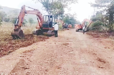 ಸರಗೂರು ತಾಲೂಕಿನ ಮುಳ್ಳೂರು-ಬಿರ್ವಾಳ್ ರಸ್ತೆ ಕಾಮಗಾರಿ ಪ್ರಾರಂಭಗೊಡಿರುವುದು.