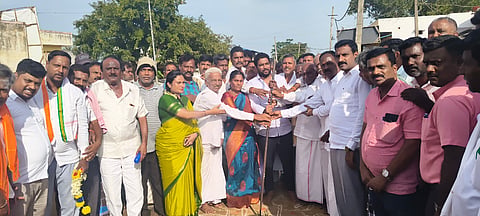 ಸರಗೂರು ತಾಲೂಕಿನ ಮುಳ್ಳೂರು ಗ್ರಾಮದಿಂದ ಬಿರ್ವಾಳ್ ಗ್ರಾಮದವರೆಗೂ ರಸ್ತೆ ಅಭಿವೃದ್ಧಿಗೆ ಶಾಸಕ ಅನಿಲ್ ಕುಮಾರ್ ಚಾಲನೆ ನೀಡಿದರು. ಚಿಕ್ಕವೀರನಾಯಕ, ಭಾಗ್ಯಲಕ್ಷ್ಮಿ, ಶಿವರಾಜು, ನವೀನ್ ಇತರರು ಇದ್ದರು. 