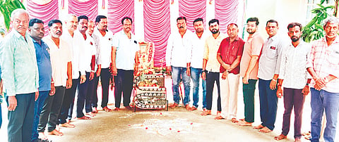 ಸರಗೂರು ತಾಲೂಕಿನ ಪಟ್ಟಣದ ಅಪ್ಪು ಅಭಿಮಾನಿಗಳ ಗೆಳೆಯರ ಬಳಗದ ವತಿಯಿಂದ ಐದನೇ ವರ್ಷದ ವಾರ್ಷಿಕೋತ್ಸವ ಹಾಗೂ ಚಾಮುಂಡೇಶ್ವರಿ ವಧರ್ಂತಿ ಆಚರಿಸಲಾಯಿತು. ಎಸ್.ಎಲ್.ಸಂತೋಷ್ ಕುಮಾರ್, ಎಸ್.ಆರ್.ಸುರೇಶ್ ಕುಮಾರ್, ಧರಣೇಶ್, ಬೊಂಡಿರಾಮ್ ಇತರರಿದ್ದರು.