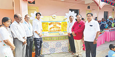 ಶ್ರವಣಬೆಳಗೊಳದ ಶ್ರೀ ಅಂಬಿಕಾ ಶಾಲೆಯಲ್ಲಿ ಆಯೋಜಿಸಿದ್ದ ರಾಷ್ಟ್ರೀಯ ವಿಜ್ಞಾನ ದಿನ ಕಾರ್ಯಕ್ರಮವನ್ನು ನಿವೃತ್ತ ಪ್ರಾಂಶುಪಾಲ ಶಿವಣ್ಣ ಉದ್ಘಾಟಿಸಿದರು. ಸರೋಜಾ, ಕೆ.ಎಸ್.ಅನಂತಸ್ವಾಮಿ, ಉದಯಕುಮಾರ್, ಬಬನ್ ಪಿ.ದತ್ತವಾಡೆ ಇದ್ದರು.