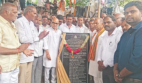 ಸೇಡಂ ತಾಲೂಕಿನ ಯಾನಾಗುಂದಿಯಲ್ಲಿ ರಸ್ತೆ, ತಡೆಗೋಡೆ ನಿರ್ಮಾಣ ಕಾಮಗಾರಿಗೆ ಸಚಿವ ಡಾ.ಶರಣಪ್ರಕಾಶ ಪಾಟೀಲ್​ ಭೂಮಿ ಪೂಜೆ ನೆರೆವೇರಿಸಿದರು. ಶಂಕರಭೂಪಾಲ ಪಾಟೀಲ್​, ರಜನಿಕಾಂತ ಶೃಂಗೇರಿ, ವಿಶ್ವನಾಥ ಇದ್ದರು.