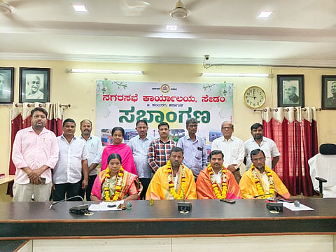 ಸೇಡಂನಲ್ಲಿ ಹಮ್ಮಿಕೊಂಡಿದ್ದ ಕಾರ್ಯಕ್ರಮದಲ್ಲಿ ಆಶ್ರಯ ಸಮಿತಿ ಸದಸ್ಯರಾದ ಜನಾರ್ಧನರೆಡ್ಡಿ ತುಳೇರ, ವಿಲಾಸಗೌತಂ ನಿಡಗುಂದಾ, ಆರಿಫ್​ಖಾನ್​, ಹಣಮಂತಿ ಅವರನ್ನು ಸನ್ಮಾನಿಸಲಾಯಿತು. ಶರಣಯ್ಯಸ್ವಾಮಿ, ಗುಂಡಪ್ಪ ಯಡ್ಡಳ್ಳಿ, ಗ್ವಾಲೇಶ ಹೊನ್ನಾಳ್ಳಿ ಇದ್ದರು. 