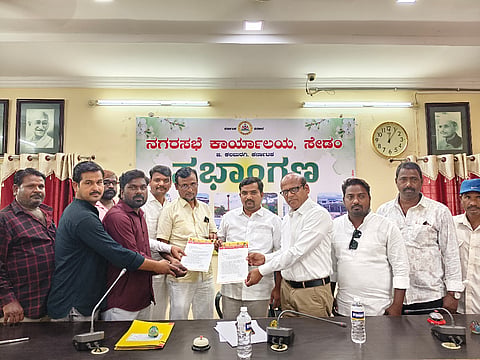 ಸೇಡಂ ಊಡಗಿ ರಸ್ತೆಯ ಆಶ್ರಯ ಕಾಲನಿಯಲ್ಲಿ ಮೂಲಸೌಕರ್ಯ ಅಭಿವೃದ್ಧಿ ಪಡಿಸುವಂತೆ ಒತ್ತಾಯಿಸಿ ಕರ್ನಾಟಕ ನವ ನಿರ್ಮಾಣ ಸೇನೆ ಪದಾಧಿಕಾರಿಗಳು ನಗರಸಭೆ ಪೌರಾಯಕ್ತ ಶರಣಯ್ಯಸ್ವಾಮಿ ಅವರಿಗೆ ಮನವಿಪತ್ರ ಸಲ್ಲಿಸಿದರು. ಭೀಮಾಶಂಕರ ಕೊರವಿ, ರವೀಂದ್ರ ಕಾಂಬಳೆ, ಪ್ರಶಾಂತ ಸೇಡಂಕರ್​, ಹಣಮಂತ ಭರತನೂರ, ಬನ್ನಪ್ಪ ವೈದ್ಯ, ಕಾಶಿನಾಥ, ಬಸವರಾಜ ಮುತ್ತಗಿ, ಅಬ್ದುಲ್​ ಇದ್ದರು. 