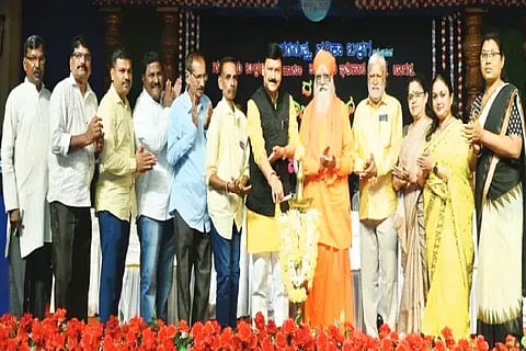 ಸಾಗರದಲ್ಲಿ ಸಹೃದಯ ಬಳಗದಿಂದ ಆಯೋಜಿಸಿದ್ದ 25ನೇ ವರ್ಷದ ರಜತ ಸಾಗರೋತ್ಸವವನ್ನು ಶಾಸಕ ಗೋಪಾಲಕೃಷ್ಣ ಬೇಳೂರು ಉದ್ಘಾಟಿಸಿದರು. ಶ್ರೀ ಮಹೇಶ್ವರ ಶಿವಾಚಾರ್ಯ ಸ್ವಾಮೀಜಿ, ಬಿ.ಟಾಕಪ್ಪ, ಅನಿತಾಕುಮಾರಿ, ಜಿ.ನಾಗೇಶ್ ಇತರರಿದ್ದರು.