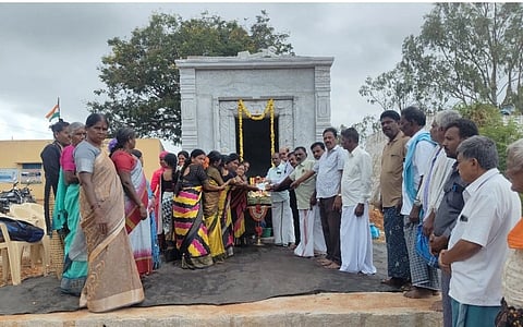 ಶಿರಾ ತಾಲೂಕು Rural Development Scheme ರಾಮಲಿಂಗಾಪುರ ಹೊಸ ಬಡಾವಣೆಯ ಶ್ರೀ ವಿನಾಯಕ ದೇವಸ್ಥಾನಕ್ಕೆ ಧರ್ಮಸ್ಥಳ ಸಂಸ್ಥೆಯಿಂದ  ಒಂದುವರೆ ಲಕ್ಷ ಚೆಕ್​ ವಿತರಿಸಲಾಯಿತು. ಯೋಜನಾಧಿಕಾರಿ ರಮೇಶ್​, ಟ್ರಸ್ಟ್​ ಅಧ್ಯಕ್ಷ ಚಂದ್ರಮ್ಮ, ಕಾರ್ಯದರ್ಶಿ ಮನೋರತ್ನಾ, ಖಜಾಂಚಿ ನಾಗರತ್ನಾ, ಸದಸ್ಯರಾದ  ಜ್ಯೋತಿ, ಗಂಗಮ್ಮ, ಭಾಗ್ಯಮ್ಮ, ಕಣುಮಕ್ಕ, ಜಯಮ್ಮ, ರೇಣುಕಮ್ಮ, ಜಯಮ್ಮ, ಲಕ್ಷಿ$್ಮದೇವಿ, ರಾಮಚಂದ್ರಪ್ಪ, ಆರ್​.ಕೆ.ಗುರುರಾಜು, ಸುಂಕಣ್ಣ, ದಾದಾಪೀರ್​, ಶೇಷಾದ್ರಿ, ದ್ಯಾಮಯ್ಯ ಇದ್ದರು.