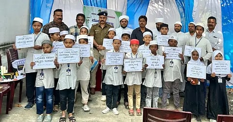 :ತರೀಕೆರೆ ದಾರೂಲ್ ಉಲೂಂ ಅರೇಬಿಕ್ ಶಾಲೆಯಲ್ಲಿ ಪಿಎಸ್‌ಐ ನಾಗೇಂದ್ರನಾಯ್ಕ ಮಕ್ಕಳಿಗೆ ಮಾದಕ ದ್ರವ್ಯ ಬಳಕೆಯ ದುಷ್ಪರಿಣಾಮ ಕುರಿತಾಗಿ ಅರಿವು ಮೂಡಿಸಿದರು. ಟಿ.ದಾದಾಪೀರ್, ಉಸ್ತಾದ್ ಕಮಾಲುದ್ದೀನ್ ಮರ್ಜೂಕಿ, ಉಸ್ತಾದ್ ಅಬುಬಕ್ಕರ್, ಖಾದರ್ ಇತರರಿದ್ದರು.