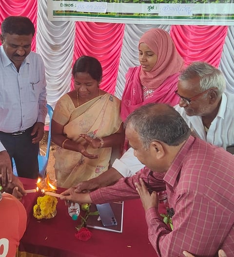 ತಿಪಟೂರು ತಾಲೂಕಿನ ಹೊನ್ನವಳ್ಳಿಯ ಪಾಂಡುರಂಗ ರಾಜ್ ಅರಸ್ ರೇಷ್ಮೆ ತೋಟದಲ್ಲಿ ಹಮ್ಮಿಕೊಂಡಿದ್ದ ರೇಷ್ಮೆ ಕೃಷಿ ವಿಚಾರ ಸಂಕಿರಣ ಹಾಗೂ ಗುಂಪು ಚರ್ಚೆ ಕಾರ್ಯಕ್ರಮದಲ್ಲಿ ರೇಷ್ಮೆ ಸಹಾಯಕ ನಿರ್ದೇಶಕ ಕೃಷ್ಣಮೂರ್ತಿ, ಪ್ರಗತಿಪರ ರೇಷ್ಮೆ ಬೆಳೆಗಾರ ನೇತ್ರಾನಂದ, ಮೊಹನ್, ಸುಧಾಕರ್, ಕಾಂತರಾಜು, ಬಾಬು, ಮಂಜುನಾಥ್, ಮಧು ಇದ್ದರು.  