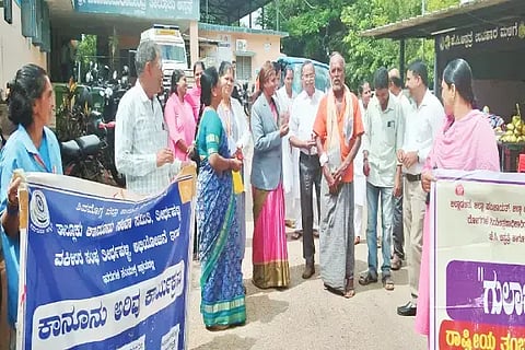 ತೀರ್ಥಹಳ್ಳಿ ಕಾನೂನು ನೆರವು ಸಮಿತಿಯಿಂದ ಗುಲಾಬಿ ಆಂದೋಲನ ನಡೆಸಲಾಯಿತು. ಗೀತಾಮಣಿ, ಎಂ.ಎನ್.ರಮೇಶ್, ಡಾ. ಅನಿಕೇತನ್ ಇತರರಿದ್ದರು.