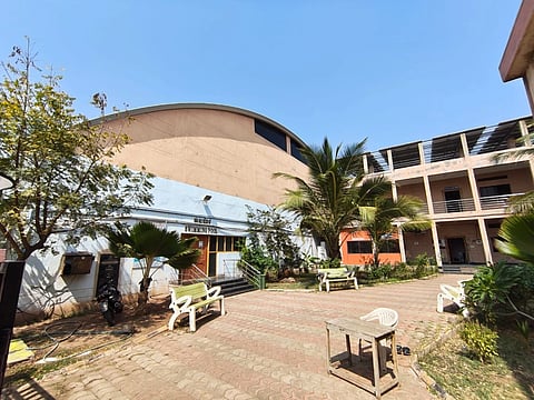 ಬಳ್ಳಾರಿಯ ಜಿಲ್ಲಾ ಈಜುಕೊಳದ ಕಟ್ಟಡದ ಹೊರನೋಟ