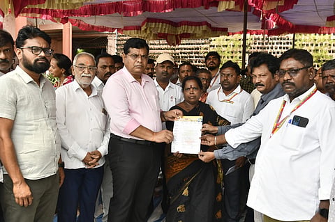 ಬಳ್ಳಾರಿಯ ಮಹಾನಗರ ಪಾಲಿಕೆ ಕಚೇರಿ ಮುಂಭಾಗದಲ್ಲಿ  ಇಂಜನಿಯರ್ ವೀರೇಶ್ ಮೇಲೆ ಹಲ್ಲೆ  ಖಂಡಿಸಿ, ಆರೋಪಿತ ವಿರುದ್ಧ ಕಾನೂನು ಕ್ರಮ ಕೈಗೊಳ್ಳುವಂತೆ ಮಹಾನಗರ ಪಾಲಿಕೆ ಸಂಘದಿಂದ ಆಯುಕ್ತ ಪಿ.ಎಸ್.ಮಂಜುನಾಥ ಅವರಿಗೆ ಮನವಿ ಸಲ್ಲಿಸಿದರು. 