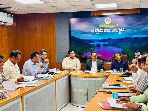 ಬಳ್ಳಾರಿಯ ಡಿಸಿ ಕಚೇರಿ ಸಭಾಂಗಣದಲ್ಲಿ ಆಯೋಜಿಸಿದ್ದ ಜಿಲ್ಲಾ ವಿಪತ್ತು ನಿರ್ವಹಣಾ ಪ್ರಾಧಿಕಾರದ ಸಭೆಯಲ್ಲಿ  ಡಿಸಿ ನಾಗೇಂದ್ರ ಪ್ರಸಾದ್ .ಕೆ, ಪಾಲಿಕೆ ಆಯುಕ್ತ ಪಿ.ಎಸ್.ಮಂಜುನಾಥ, ಎಡಿಸಿ ಮಹಮ್ಮದ್ ಎನ್.ಜುಬೇರ್, ಕೃಷಿ ಇಲಾಖೆ ಉಪನಿರ್ದೇಶಕ ಕೆ.ಸೋಮಸುಂದರ್, ಎಸಿ ಎಚ್.ಡಿ.ರಾಜೇಶ್ ಇತರರಿದ್ದರು.