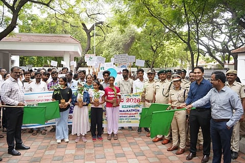 ಬಳ್ಳಾರಿಯ ಪ್ರಾದೇಶಿಕ ಅರಣ್ಯ ವಿಭಾಗ ಕಚೇರಿ ಆವರಣದಲ್ಲಿ ಆಯೋಜಿಸಿದ್ದ ಗ್ರೀನ್ ಮಾರ್ಚ್ ಜಾಥಾಕ್ಕೆ ಎಸ್ಪಿ ಡಾ.ಸುಮನ್ ಡಿ.ಪನ್ನೇಕರ್ ಚಾಲನೆ ನೀಡಿದರು. ಜಿಪಂ ಸಿಇಒ ಮಹಮ್ಮದ್ ಹ್ಯಾರಿಸ್ ಸುಮೈರ್, ಉಪ ಅರಣ್ಯ ಸಂರಕ್ಷಣಾಧಿಕಾರಿ ಡಾ. ಕೆ.ಎನ್.ಬಸವರಾಜ ಜಿಪಂ ಉಪಕಾರ್ಯದರ್ಶಿ ಶಶಿಕಾಂತ್ ಶಿವಪುರೆ, ಉಪ ಅರಣ್ಯ ಸಂರಕ್ಷಣಾಧಿಕಾರಿ ಡಿ.ಕೆ. ಗಿರೀಶ್ ಕುಮಾರ್ ಇದ್ದರು.