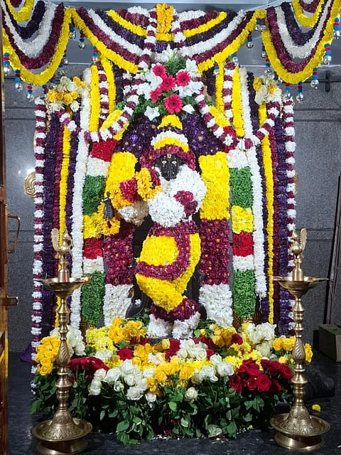ಬಳ್ಳಾರಿಯ ರಾಯಲ್ ಕಾಲನಿಯ ಶ್ರೀ ವಿಠಲ ಕೃಷ್ಣ ದೇವಸ್ಥಾನಲ್ಲಿ ಕೃಷ್ಣ ಜನ್ಮಾಷ್ಟಮಿ ಅಂಗವಾಗಿ ಅಲಂಕಾರಿಸಲಾಗಿತ್ತು.