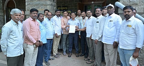 ಬಳ್ಳಾರಿಯ ಎಡಿಸಿ ಕಚೇರಿಯ ಮುಂಭಾಗದಲ್ಲಿ ಪಾಲಿಕೆ ಇಂಜನಿಯರ್ ಮೇಲಿನ ಹಲ್ಲೆ ಖಂಡಿಸಿ ವೀರಶೈವ ಲಿಂಗಾಯತ ನೌಕರರ ಕ್ಷೇಮಾಭಿವೃದ್ಧಿ ಸಂಘದಿಂದ ಎಡಿಸಿ ಮಹಮ್ಮದ್ ಎನ್.ಜುಬೇರ್ ಅವರಿಗೆ ಮನವಿ ಸಲ್ಲಿಸಲಾಯಿತು. 