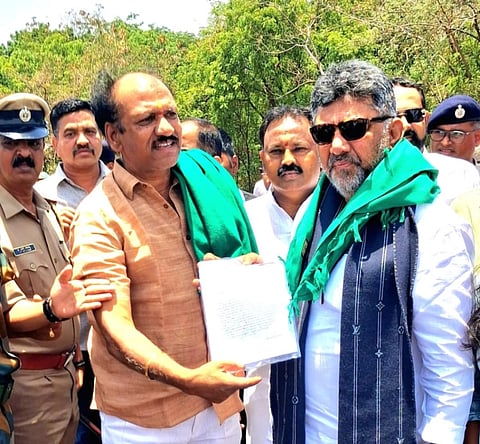 ಹೊಸಪೇಟೆ ತಾಲೂಕಿನ ಕಮಲಾಪುರದ ಹಂಪಿ ವಿವಿ ಆವರಣದಲ್ಲಿ ತುಂಗಭದ್ರಾ ರೈತ ಸಂಘದಿಂದ ಹೂಳು ತೆಗೆಸಿಲು ಸಮಿತಿ ರಚಿಸುವಂತೆ ಡಿಸಿಎಂ ಡಿ.ಕೆ.ಶಿವಕುಮಾರ್ ಅವರಿಗೆ ಮನವಿ ಸಲ್ಲಿಸಲಾಯಿತು. ಅಧ್ಯಕ್ಷ ಡಾ.ಪುರುಷೋತ್ತಮಗೌಡ, ಬುಡಾ ಅಧ್ಯಕ್ಷ ಜೆ.ಎಸ್.ಆಂಜನೇಯಲು ಇತರರಿದ್ದರು.