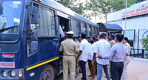 ಬಳ್ಳಾರಿಯ ಬ್ರೂಸ್‌ಪೇಟೆ ಠಾಣೆ ಮುಂಭಾಗದಲ್ಲಿ ಬ್ಯಾನರ್ ಗಲಾಟೆಯ ದೊಂಬಿ ಪ್ರಕರಣದ ಆರೋಪದಡಿ ಆರೋಪಿಗಳನ್ನು ನ್ಯಾಯಾಲಯಕ್ಕೆ ಹಾಜರು ಪಡಿಸಲು ವಾಹನ ಹತ್ತಿಸಲಾಯಿತು.