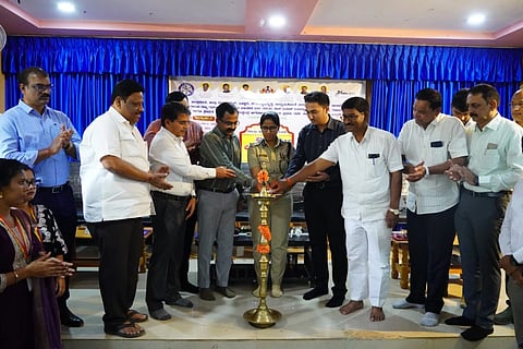 ಬಳ್ಳಾರಿಯ ಎಸ್‌ಎಸ್‌ಎ ಕಾಲೇಜಿನಲ್ಲಿ ಆಯೋಜಿಸಿದ್ದ ಉದ್ಯೋಗ ಮೇಳದ ಕಾರ್ಯಕ್ರಮವನ್ನು ಎಸ್ಪಿ ಡಾ.ಸುಮನ್ ಡಿ. ಪನ್ನೇಕರ್ ಉದ್ಘಾಟಿಸಿದರು. ಜಿಪಂ ಸಿಇಒ ಮಹಮ್ಮದ ಹ್ಯಾರಿಸ್ ಸುಮೈರ್, ವಲಯ ಉಪರಣ್ಯ ಸಂರಕ್ಷಣಾಧಿಕಾರಿ ಡಾ.ಕೆ.ಎನ್.ಬಸವರಾಜ, ಎಡಿಸಿ ಮಹಮ್ಮದ್ ಎನ್.ಜುಬೇರ್, ಪಾಲಿಕೆ ಆಯುಕ್ತ ಪಿ.ಎಸ್.ಮಂಜುನಾಥ, ಜಿಪಂ ಉಪ ಕಾರ್ಯದರ್ಶಿ ಶಶಿಕಾಂತ್ ಶಿವಪೂರೆ, ಪ್ರಾಂಶುಪಾಲ ಡಾ. ಪ್ರಹ್ಲಾದ್ ಚೌದರಿ, ಜಿಲ್ಲಾ ಕೌಶಲಭಿವೃದ್ಧಿ ಅಧಿಕಾರಿ ಪಿ.ಎಸ್.ಹಟ್ಟಪ್ಪ  ಇದ್ದರು.