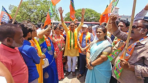 ಬಳ್ಳಾರಿಯ ಗಡಗಿ ಚನ್ನಪ್ಪ ವೃತ್ತದಲ್ಲಿ ಪಶ್ಚಿಮ ಬಂಗಾಳ ಹಾಗೂ ಆಸ್ಸಾಂನಲ್ಲಿ ಬಿಜೆಪಿ ಅಭೂತ ಪೂರ್ವ ಗೆಲುವು ಸಾಧಿಸಿದ ಹಿನ್ನೆಲೆ ಜಿಲ್ಲಾ ಬಿಜೆಪಿ ಘಟಕದಿಂದ ಸಂಭ್ರಮಚಾರಣೆ ನಡೆಯಿತು. ವಿಧಾನ ಪರಿಷತ್ ಸದಸ್ಯ ವೈ.ಎಂ.ಸತೀಶ್, ಬಿಜೆಪಿ ಜಿಲ್ಲಾಧ್ಯಕ್ಷ ಅನಿಲ ಕುಮಾರ್ ಮೋಕಾ, ಮುಖಂಡರಾದ ಸುರೇಖಾ, ಡಾ.ಅರುಣಾ, ಪುಷ್ಪಾಲತಾ ಇತರರಿದ್ದರು.