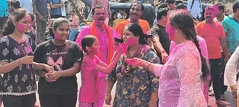 ಬಳ್ಳಾರಿಯ ಕೂಲ್ ಕಾರ್ನರ್ ಬಳಿ ಹೋಳಿ ಹಬ್ಬದ ಅಂಗವಾಗಿ ಮಕ್ಕಳು ಹಾಗೂ ಮಹಿಳೆಯರು ಪರಸ್ಪರ ಬಣ್ಣ ಎರಚಿಕೊಂಡರು.
