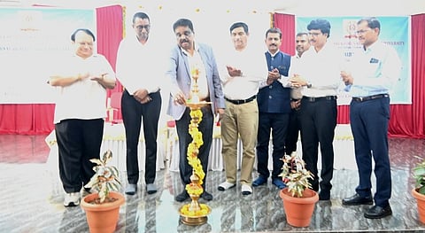 ಬಳ್ಳಾರಿಯ ವಿಎಸ್‌ಕೆ ವಿವಿಯಲ್ಲಿ ಆಯೋಜಿಸಿದ್ದ ಎರಡು ದಿನಗಳ ಕಾರ್ಯಾಗಾರವನ್ನು ವಿವಿ ಕುಲಪತಿ ಪ್ರೊ.ಎಂ.ಮುನಿರಾಜು ಉದ್ಘಾಟಿಸಿದರು. ಮಂಗಳೂರು ವಿವಿ ಕುಲಪತಿ ಪ್ರೊ.ಪಿ.ಎಲ್.ಧರ್ಮ, ವಿವಿ ಕುಲಸಚಿವ ಪ್ರೊ.ವಿ.ಲೋಕೇಶ್, ಪ್ರೊ.ಜೆ.ತಿಪ್ಪೇರುದ್ರಪ್ಪ, ಗ್ರಂಥಾಲಯ ಹಾಗೂ ಮಾಹಿತಿ ವಿಜ್ಞಾನ ವಿಭಾಗದ ಮುಖ್ಯಸ್ಥ ಪೊ.ಒ.ಮಾರೆಣ್ಣ ಇದ್ದರು.