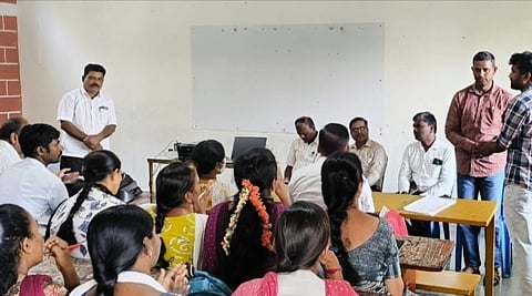 ತಿ.ನರಸೀಪುರ ಪಟ್ಟಣದ ಸೆಂಟ್ ಮೇರಿಸ್ ಶಾಲೆಯಲ್ಲಿ ಜನಗಣತಿಯ ಗಣತಿದಾರರು ಹಾಗೂ ಮೇಲ್ವಿಚಾರಕರಿಗೆ ತರಬೇತಿ ಕಾರ್ಯಾಗಾರವನ್ನು ಆಯೋಜಿಸಲಾಗಿತ್ತು. ಟಿ.ಜಿ. ಸುರೇಶಾಚಾರ್, ಎಸ್.ಸಿ.ಶಿವಮೂರ್ತಿ, ಗೋವಿಂದರಾಜು, ಮೂಗೂರು ಕುಮಾರಸ್ವಾಮಿ ಇತರರು ಇದ್ದರು.