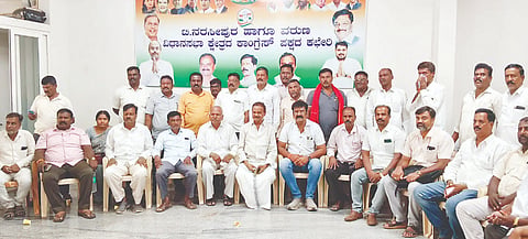 ಶಾಸಕ ಡಾ.ಎಚ್.ಸಿ. ಮಹದೇವಪ್ಪ ಅವರಿಗೆ ಸಚಿವ ಸ್ಥಾನ ಸಿಗದ ಹಿನ್ನೆಲೆಯಲ್ಲಿ ತಿ.ನರಸೀಪುರ ಪಟ್ಟಣದ ಕಾಂಗ್ರೆಸ್ ಕಚೇರಿಯಲ್ಲಿ ಮಂಗಳವಾರ ಕಾಂಗ್ರೆಸ್ ಮುಖಂಡರು ಸಭೆ ನಡೆಸಿದರು. ಎಂ.ಮಲ್ಲಿಕಾರ್ಜುನಸ್ವಾಮಿ, ಎಂ.ಡಿ.ಬಸವರಾಜು, ಉಕ್ಕಲಗೆರೆ ಬಸವಣ್ಣ, ಎಸ್.ಎನ್.ಸಿದ್ದಾರ್ಥ, ಸೋಸಲೆ ಮಹದೇವಸ್ವಾಮಿ, ಶಿವಮ್ಮ ಲಿಂಗರಾಜು, ಎಚ್.ಎನ್. ಉಮೇಶ್ ಇತರರಿದ್ದರು.
