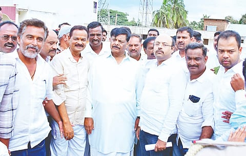ತಿ.ನರಸೀಪುರ ಪಟ್ಟಣದ ತಾಲೂಕು ನಾಯಕರ ಸಂಘದ ಆವರಣದಲ್ಲಿ ಮಹರ್ಷಿ ವಾಲ್ಮೀಕಿ ಸಮುದಾಯ ಭವನವನ್ನು ಸಚಿವ ಡಾ.ಎಚ್.ಸಿ.ಮಹದೇವಪ್ಪ ಹಾಗೂ ವಿಧಾನ ಪರಿಷತ್ ಸದಸ್ಯ ಯತೀಂದ್ರ ಪರಿಶೀಲಿಸಿದರು. ಎಂ.ಡಿ.ಬಸವರಾಜು, ಮಂಜುನಾಥನ್, ಆಲಗೂಡು ನಾಗರಾಜು, ಸುಂದರ ನಾಯಕ ಇತರರಿದ್ದರು.