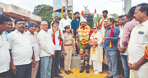 ಭಾರತೀಯ ಸೇನೆಯಲ್ಲಿ 33 ವರ್ಷಗಳ ಕಾಲ ಸೇವೆ ಸಲ್ಲಿಸಿ ನಿವೃತ್ತರಾಗಿ ವಾಪಾಸ್​ ಆದ ಗೌರಿಬಿದನೂರು ನಗರದ ವೀರಂಡಣಹಳ್ಳಿ ವಾಸಿ ಜಿ.ಸಿ.ಕೃಷ್ಣಪ್ಪ ಅವರನ್ನು ಸ್ವಾಗತಿಸಲಾಯಿತು. ವಾಣಿಜ್ಯೋದ್ಯಮಿ ಇ.ಎಸ್​.ರಮೇಶ್​, ನಗರ ಪೊಲೀಸ್​ ಠಾಣೆ ಪಿಎಸ್​ಐ ವರಲಕ್ಷಿ$್ಮ, ವೀರ ನಮನ ತಂಡದ ನವೀನ್​ ಇದ್ದರು. 