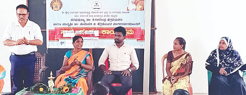 ಗಂಗಾವತಿ ಪಂಪಾನಗರ ಪಾಂಡುರಂಗ ವಿಠಲ ಸಮುದಾಯ ಭವನದಲ್ಲಿ ಶ್ರೀಕ್ಷೇತ್ರ ಧರ್ಮಸ್ಥಳ ಗ್ರಾಮಾಭಿವೃದ್ಧಿ ಯೋಜನೆ ಬಿಸಿ ಟ್ರಸ್ಟ್ ಮತ್ತು ಅಖಿಲ ಕರ್ನಾಟಕ ಜಿಲ್ಲಾ ಜನ ಜಾಗೃತಿ ವೇದಿಕೆಯಿಂದ ಹಮ್ಮಿಕೊಂಡಿದ್ದ ವಿಶ್ವ ತಂಬಾಕು ವಿರೋಧಿ ದಿನಾಚರಣೆಯಲ್ಲಿ ಸಂಪನ್ಮೂಲ ವ್ಯಕ್ತಿ ಎ.ಕೆ.ಮಹೇಶಕುಮಾರ ಮಾತನಾಡಿದರು. ಮೇಲ್ವಿಚಾರಕಿ ಎಂ.ಜಯಲಕ್ಷ್ಮಿ, ಸೇವಾ ಪ್ರತಿನಿಧಿ ರಜಿಯಾ, ಒಕ್ಕೂಟದ ಪದಾಧಿಕಾರಿಗಳಾದ ಶಾರದಮ್ಮ, ರಸೂಲಬೀ ಇತರರಿದ್ದರು.