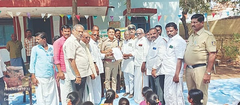 ಮದ್ಯ, ಮಟ್ಕಾ ಮತ್ತು ಇಸ್ಪೀಟ್ ಜೂಜಾಟ ನಿಯಂತ್ರಿಸುವಂತೆ ಒತ್ತಾಯಿಸಿ ಢಣಾಪುರ ಗ್ರಾಮಸ್ಥರು ಡಿವೈಎಸ್ಪಿ ಜೆ.ಎಸ್.ನ್ಯಾಮಗೌಡರ್‌ಗೆ ಬುಧವಾರ ಸಲ್ಲಿಸಿದರು. ಪ್ರಮುಖರಾದ ಬಿ.ಕೀರಪ್ಪ, ಈ.ಚಿದಾನಂದಪ್ಪ, ಪಿ.ಅಯ್ಯಪ್ಪ, ನಿಂಗಪ್ಪ ಇತರರಿದ್ದರು.