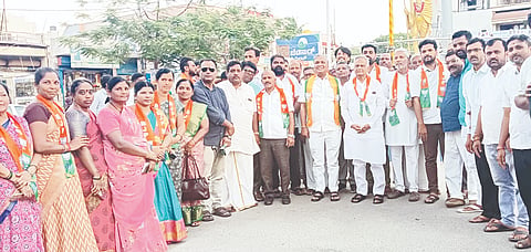 ಗಂಗಾವತಿ ಗಾಂಧಿ ವೃತ್ತದಲ್ಲಿ ಬಿಜೆಪಿ ವಿವಿಧ ಮೋರ್ಚಾ ಪದಾಧಿಕಾರಿಗಳು ವಿಜಯೋತ್ಸವ ಆಚರಿಸಿದರು. ಮಾಜಿ ಸಂಸದ ಎಸ್.ಶಿವರಾಮನಗೌಡ, ಮಾಜಿ ಶಾಸಕ ಪರಣ್ಣಮುನವಳ್ಳಿ, ಕಾಡಾ ಮಾಜಿ ಅಧ್ಯಕ್ಷ ಬಿ.ಎಚ್.ಎಂ.ತಿಪ್ಪೇರುದ್ರಸ್ವಾಮಿ, ಪದಾಧಿಕಾರಿಗಳಾದ ಸೌಭಾಗ್ಯ, ಕವಿತಾ ಇತರರಿದ್ದರು.