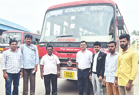 ಅಪಘಾತ ಪ್ರಕರಣವೊಂದರಲ್ಲಿ ಮೃತ ಕುಟುಂಬಕ್ಕೆ ಸಕಾಲಕ್ಕೆ ಪರಿಹಾರ ನೀಡದ ಕೆಕೆಆರ್‌ಟಿಸಿ ಹೊಸಪೇಟೆಯ ಡಿಪೋ ಬಸ್‌ನ್ನು ಗಂಗಾವತಿ ಬಸ್ ನಿಲ್ದಾಣದಲ್ಲಿ ಗುರುವಾರ ಜಪ್ತಿ ಮಾಡಲಾಯಿತು. ಕೋರ್ಟ್ ಬೇಲ್ಿಗಳಾದ ಮಹ್ಮದ್ ಉಸ್ಮಾನ್, ರಮೇಶ, ವೀರೇಶ, ಕಕ್ಷಿದಾರರ ಪರ ವಕೀಲರಾದ ಮಲ್ಲಿಕಾರ್ಜುನ ಜಾಜಿ, ಮಂಜುನಾಥ ಭೇರಿಗೆ ಇದ್ದರು.