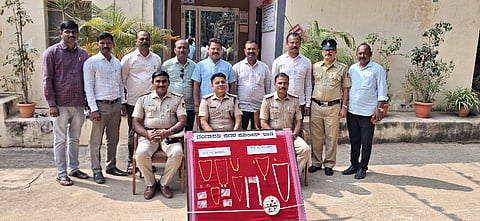 ಮನೆ ಕಳವು ಪ್ರಕರಣದಲ್ಲಿ ಸಹೋದರಿಬ್ಬನರನ್ನು ಗಂಗಾವತಿ ಪೊಲೀಸರು ಬಂಧಿಸಿದ್ದು, ಆರೋಪಿಗಳಿಂದ 13.10ಲಕ್ಷ ರೂ.ಮೌಲ್ಯದ ಚಿನ್ನ, ಬೆಳ್ಳಿ ಆಭರಣಗಳನ್ನು ಭಾನುವಾರ ವಶಪಡಿಸಿಕೊಂಡಿರುವುದು. ಡಿವೈಎಸ್ಪಿ ಜೆ.ಎಸ್.ನ್ಯಾಮಗೌಡ, ಪಿಐ ಪ್ರಕಾಶ ಮಾಳೆ, ಎಎಸೈ ಶಿವಶರಣ ಇತರರಿದ್ದರು.