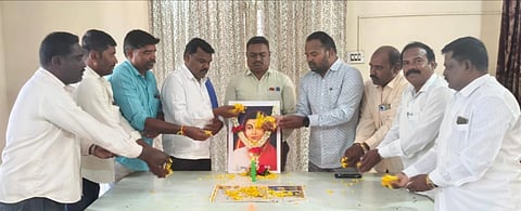 ತಿ.ನರಸೀಪುರ ಪಟ್ಟಣದ ಕಬಿನಿ ಅತಿಥಿ ಗೃಹದಲ್ಲಿ ಅಕ್ಷರದ ಮಾತೆ ಸಾವಿತ್ರಿಬಾಯಿ ಫುಲೆ ಅವರ ಜನ್ಮದಿನವನ್ನು ದಲಿತ ಸಂಘಟನೆಗಳ ಒಕ್ಕೂಟದಿಂದ ಆಚರಿಸಲಾಯಿತು. ಆಲಗೂಡು ಶಿವಕುಮಾರ್, ಬನ್ನಹಳ್ಳಿ ಸೋಮಣ್ಣ, ಯಾಚೇನಹಳ್ಳಿ ಸೋಮಶೇಖರ್, ಕರೋಹಟ್ಟಿ ನಾಗೇಶ ಇತರರು ಇದ್ದರು.