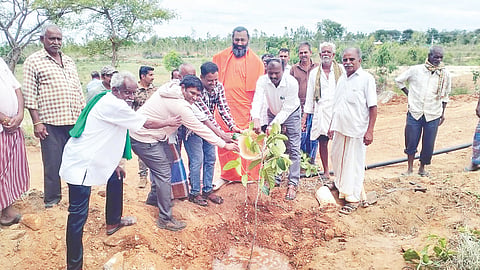 ತಿ.ನರಸೀಪುರ ತಾಲೂಕಿನ ಬೊಮ್ಮನಹಳ್ಳಿ ಬಳಿ ಶ್ರೀ ಒಡೆದಕಲ್ಲು ಬಸವೇಶ್ವರ ಸನ್ನಿಧಿಯ ಆವರಣದಲ್ಲಿ ತಹಸೀಲ್ದಾರ್ ಟಿ.ಜಿ.ಸುರೇಶಾಚಾರ್ ಅವರು ಗಿಡ ನೆಡುವ ಕಾರ್ಯಕ್ರಮಕ್ಕೆ ಚಾಲನೆ ನೀಡಿದರು. ಶ್ರೀ ಮಲ್ಲಿಕಾರ್ಜುನ ಸ್ವಾಮೀಜಿ, ಚಿದರವಳ್ಳಿ ನಾಗೇಂದ್ರ, ಎಚ್.ಸಿ.ರತೀಶ್, ಪುಟ್ಟಸ್ವಾಮಿ ಇತರರು ಇದ್ದರು.