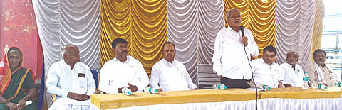 ಕೆಂಭಾವಿ ವಲಯದ ವಿವಿಧ ಗ್ರಾಮಗಳಿಗೆ ಗುರುವಾರ ಭೇಟಿ ನೀಡಿ ಗ್ರಾಮಸ್ಥರ ಅಹವಾಲು ಆಲಿಸಿ ವಿವಿಧ ಅಭಿವೃದ್ಧಿ ಕಾರ್ಯ ಕುರಿತು ಶಾಸಕ ಶರಣಬಸಪ್ಪ ದರ್ಶನಾಪುರ ಚರ್ಚಿಸಿ ಮಾತನಾಡಿದರು. ಶರಣಪ್ಪ ಸಲಾದಪುರ, ಶಿವಮಹಾಂತ ಚಂದಾಪುರ, ಬಸನಗೌಡ ಯಾಳಗಿ ಇತರರಿದ್ದರು.